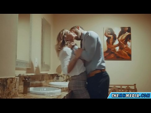 ❤️ Meta blonda busty seduces f'kamra tal-banju pubbliku ☑ Sluts f'mt.filmepornonline.ru ☑
